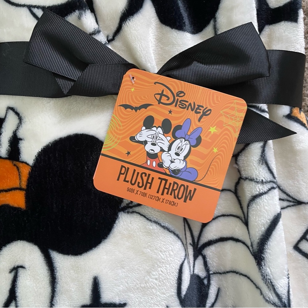 2023 Disney Mickey HALLOWEEN Plush Throw - Picture 3 of 3